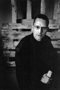 351019 Portret van auteur Arjan Witte, schrijver van de roman Rode Zeep, over een groep verveelde jongeren in een ...